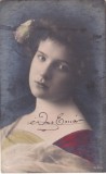 Carte Poștală Antică - Portret Femeie cu Floare &icirc;n Păr - An 1906 - Dimensiune 14x9 cm - Stare Bună