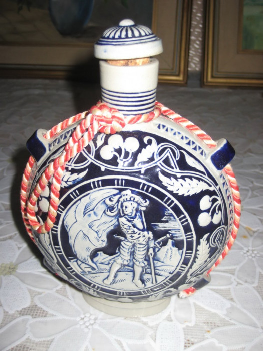 596- Botelcuta muschetar ceramica pt. tarie in stare buna.