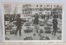 BUCURESTI , OLTENI PRINSI IN HORA IN JURUL COBILITELOR , PE CALEA VICTORIEI , PIATA PALATULUI , IN &amp;#039; SAPTAMANA FRUCTELOR &amp;#039; , FOTOGRAFIE TIP CARTE POST foto