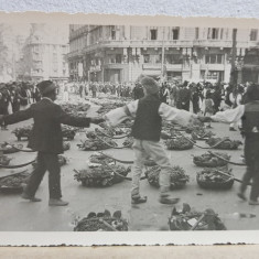 BUCURESTI , OLTENI PRINSI IN HORA IN JURUL COBILITELOR , PE CALEA VICTORIEI , PIATA PALATULUI , IN ' SAPTAMANA FRUCTELOR ' , FOTOGRAFIE TIP CARTE POST