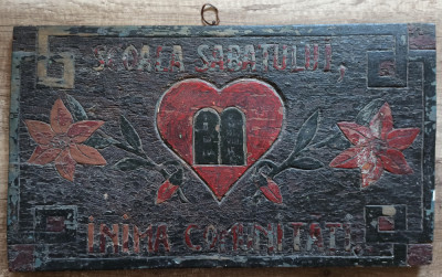 Scoala Sabatului, inima comunitatii// placa din lemn cioplita, interbelica foto