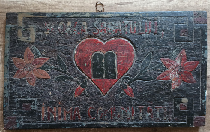 Scoala Sabatului, inima comunitatii// placa din lemn cioplita, interbelica
