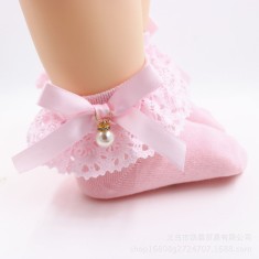 Sosetele cu danteluta si perluta (Marime Disponibila: 9-12 luni (Marimea 20