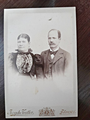 Fotografie sot si sotie, pe carton, sfarsit de secol XIX foto