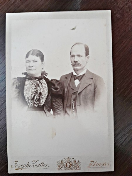 Fotografie sot si sotie, pe carton, sfarsit de secol XIX