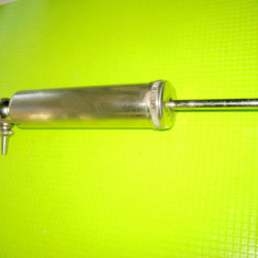 9422-Pompa Injecta veche alama cromata stare buna. Lungime 20 cm, diam. 3 cm.