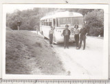 Bnk foto Excursionisti langa autobuz TV 2, Alb-Negru, Romania de la 1950, Transporturi