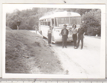 bnk foto Excursionisti langa autobuz TV 2