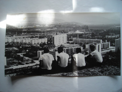 Poza de mari dimensiuni, tineri pe deal cu oras in vale, perioada comunista foto