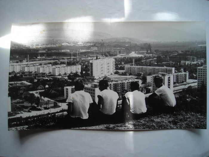 Poza de mari dimensiuni, tineri pe deal cu oras in vale, perioada comunista