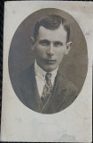 Fotografie tip Carte Postala, portret de barbat cu cravata, pweioada interbelica