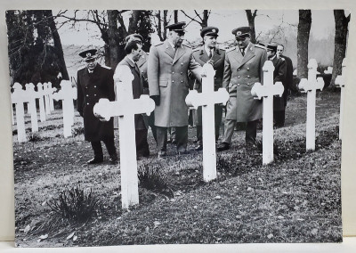 OFITERI ROMANI SI FRANCEZI LA UN CIMITIR MILITAR DIN FRANTA , FOTOGRAFIE ANII &amp;#039;60 - 70 foto