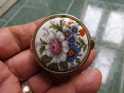 Cutiuta ptr. medicamente,placata cu aur. foto