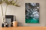 Tablou Canvas, "Cascade &icirc;nghețată sub pod rustic", Cascada, Gheata, Apa, Pod, Piatra, Vegetatie, Verde, Natura, Liniste, Frig, 26 x 39 cm, CMCLASS