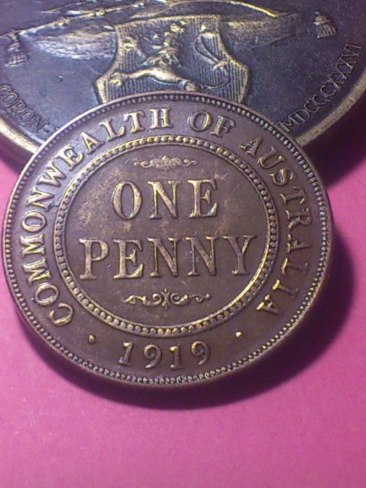 One 1 Penny 1919 Australia , ( punct sub baza ) , stare aUNC (AU58 - MS60 ). Discount conform descriere [10 - 20 %. Vezi descrierea.].