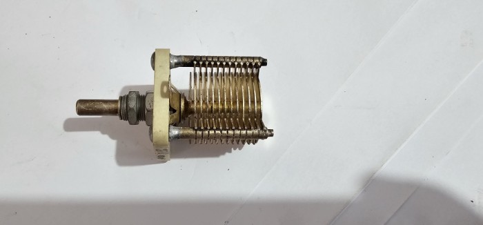 CONDENSATOR VARIABIL , RADIO