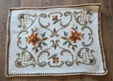 FATA DE PERNA DECORATIVA VINTAGE DIN L&Acirc;NĂ, LUCRATA ȘI CUSUTA MANUAL
