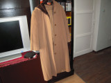 Palton de dama cu gluga, stare f. buna, maro deschis, pt. o pers. H=1,55-1.65cm., S/M