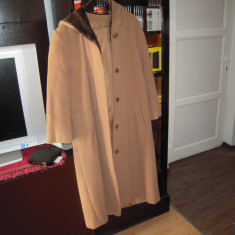 Palton de dama cu gluga, stare f. buna, maro deschis, pt. o pers. H=1,55-1.65cm.