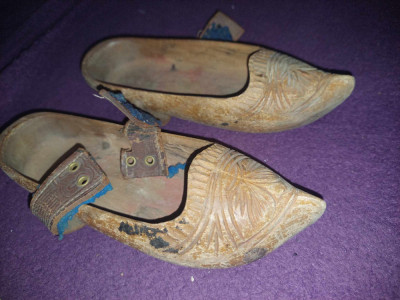 opinci/papuci/pantofi/incaltari vechi din lemn sculptate folosite de colectie foto