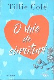 O Mie de Saruturi - Tillie Cole, Litera, 2021, New Moon, Romance, Paperback, 400 pagini