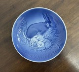 Farfurie decorativă de colecție &bdquo;Mama și puii de iepure&rdquo; produsă de Bing &amp; Grondahl pentru Ziua Mamei &icirc;n 1981