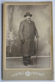 Fotografie Cabinet Portrait Souvenir Atelier Romania - Bărbat cu baston și pălărie