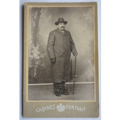 Fotografie Cabinet Portrait Souvenir Atelier Romania - Bărbat cu baston și pălărie
