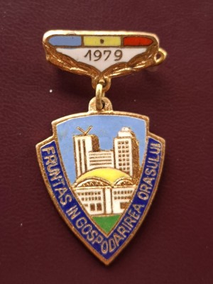 Insigna Fruntas in gospodarirea orasului 1979 foto