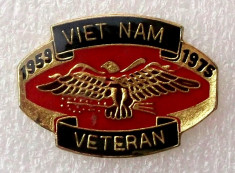 T2. INSIGNA MILITARA USA SUA VETERAN VIETNAM 1959 1975, 25 x 18 mm ** foto