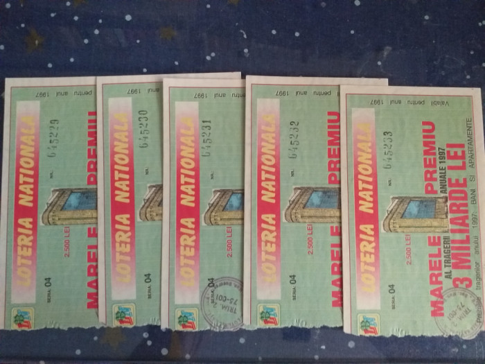 5 bilete loterie, serii consecutive, pe verde