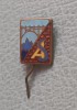 QW9 N5 96 - insigna - tematica sport - alpinism - initialele AS, Romania de la 1950