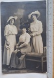 Carte poștală foto 1915 &ndash; portret trei doamne elegante cu pălării &amp; parasol