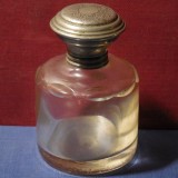 Sticlă Antică de Parfum - Perioada Antebelică - Făcută din Cristal cu Dop din Alamă