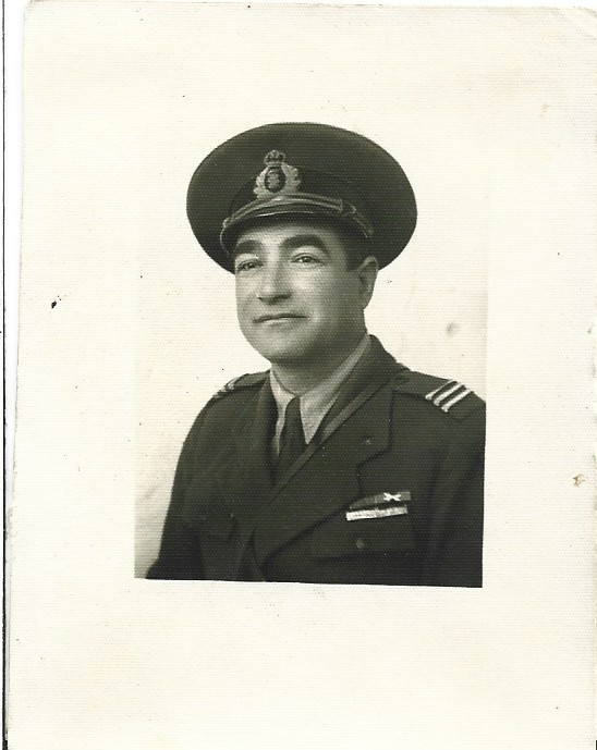 M1212N Profesor universitar dr Coriolan Cotuțiu &icirc;n uniformă de căpitan medic militar, cu bareta medaliei Ferdinand cu spade