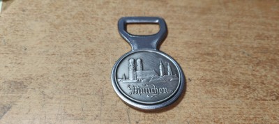 Desfacator de sticle bere apa cu stema Munchen foto