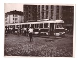 Foto de mari dimensiuni Bucuresti (?) - statie de tramvai cu tramvai, Alb-Negru, Romania de la 1950, Transporturi