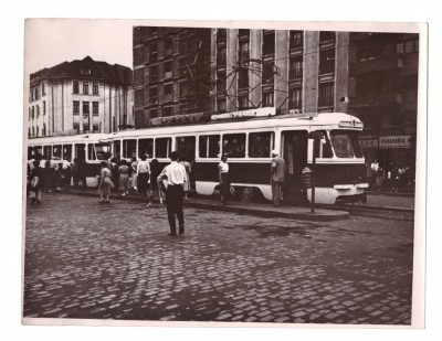 Foto de mari dimensiuni Bucuresti (?) - statie de tramvai cu tramvai foto