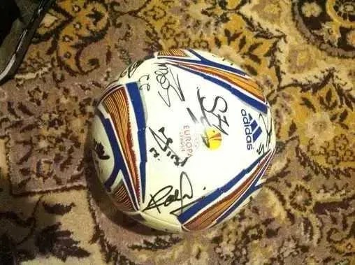 CSC Șelimbăr Minge cu autografe -- Banii merg la un baiat bolnav