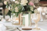 Numere de Masa Elegante, Personalizate, din Acrilic cu Baza Lemn, 16cm - Organizare Evenimente, Nunta, Botez