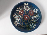 Farfurie ceramica vintage taraneasca decorativa, glazura albastru decorata cu flori, cu agatatoare, 25.5cm diametru