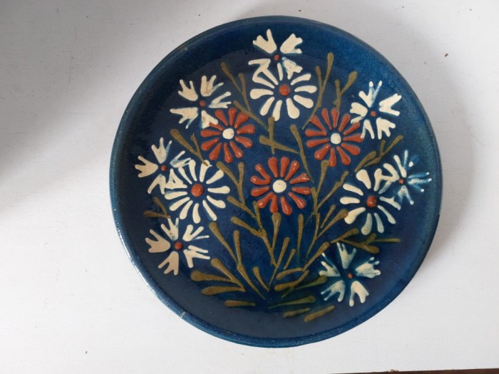 Farfurie ceramica vintage taraneasca decorativa, glazura albastru decorata cu flori, cu agatatoare, 25.5cm diametru