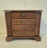 Organizator de bijuterii cu design retro si functionalitate moderna