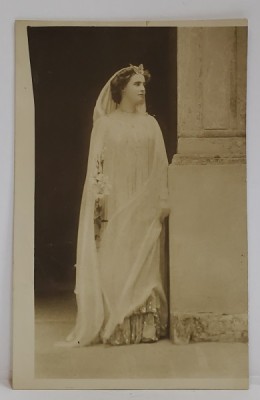 A.S.R. PRINCIPESA ELISABETA A ROMANIEI , IN ROCHIE ALBA , CU CRIN , FOTOGRAFIE TIP CARTE POSTALA , INCEPUTUL SEC. XX foto