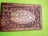 Deosebita cutie sculptata in lemn exotic, cu intarsii