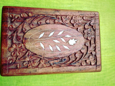 Deosebita cutie sculptata in lemn exotic, cu intarsii foto
