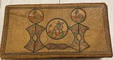 Cutie de lemn &icirc;mbrăcată &icirc;n piele ștanțată de cămilă, medalioane policrome, margini cusute str&acirc;ns cu șiret subțire de piele 28 x 15 x 5,5 cm