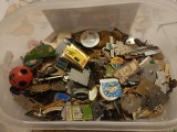 Lot 50 insigne/ pini