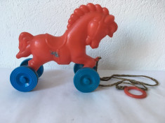 Jucarie veche romaneasca cal plastic rosu pe roti, 11x14cm, anii &amp;#039;80 foto