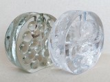 Set de 2 soliflore rotunde vintage Ingrid Glashutte, vaze din sticlă masivă cu modele in relief, 11 cm inaltime